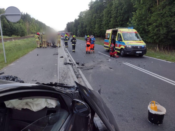 Wjechała na przeciwległy pas. 77-letni kierowca zginął po czołowym zderzeniu