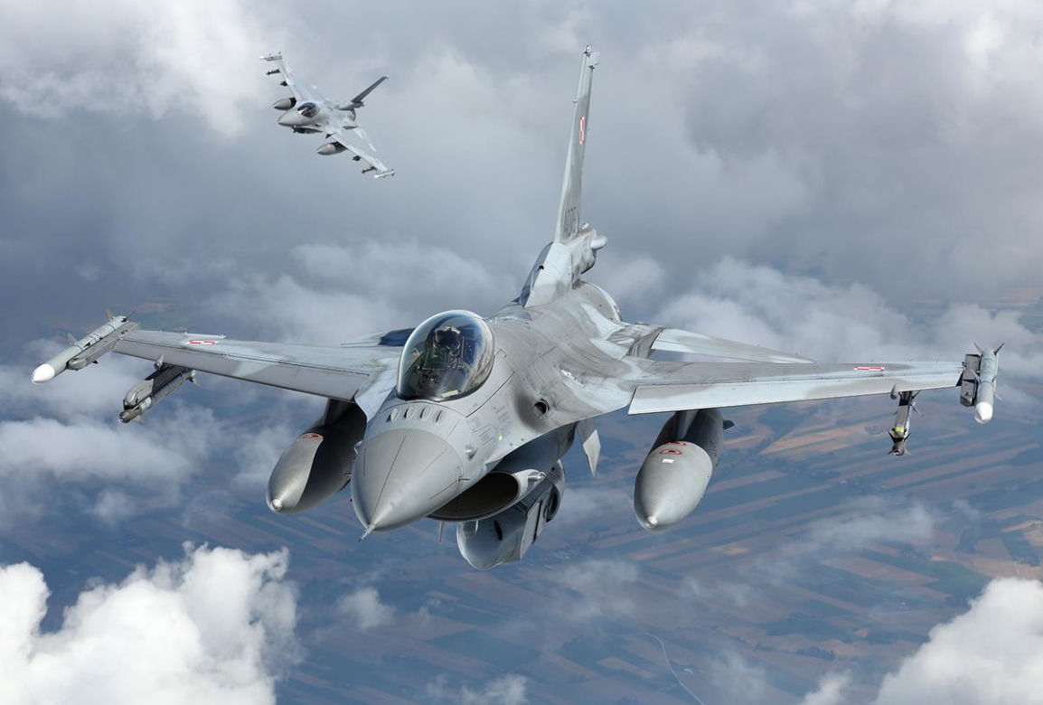 Ktoś próbował oślepić pilota F-16! Wiązka lasera trafiła w wojskowy samolot podczas lądowania