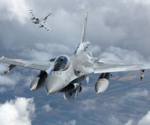 Ktoś próbował oślepić pilota F-16! Wiązka lasera trafiła w wojskowy samolot podczas lądowania