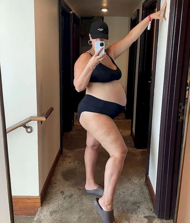 Piękna Ashley Graham pozuje nago. Z dumą prezentuje rozstępy