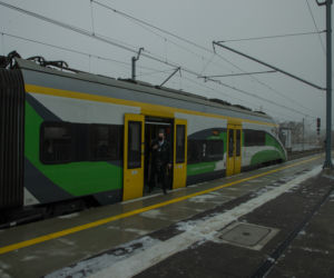 Postawili stację kolejową w szczerym polu. Cztery lata budowy, jeden pociąg na godzinę