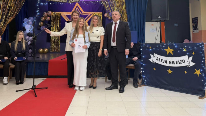 Dzień pełen emocji i wzruszeń. Maturzyści Baczyńskiego w Starachowicach żegnają szkołę