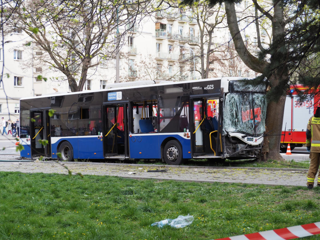 Autobus miejski wbił się w drzewo! Kilkanaście osób rannych