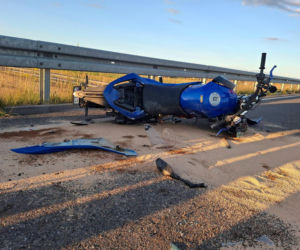 17-latek uderzył motorowerem w samochód. Doznał poważnych obrażeń