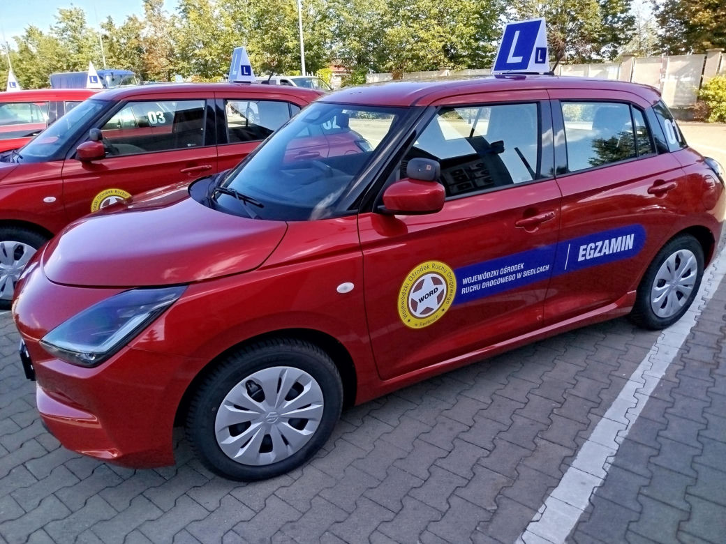 Siedlecki WORD wymienił starą flotę pojazdów egzaminacyjnych na nowe samochody marki Suzuki Swift