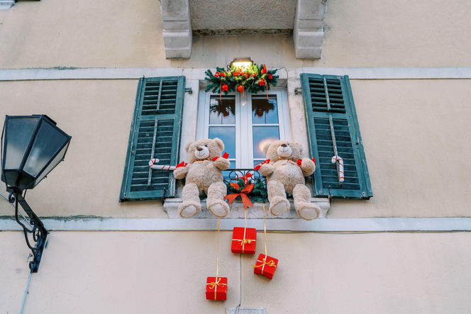 Zewnętrzne dekoracje okien na Boże Narodzenie