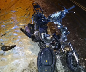 Zbroszki. Uderzył w motorowerzystę i zrobił TO! Policjanci wybili tylną szybę [ZDJĘCIA]
