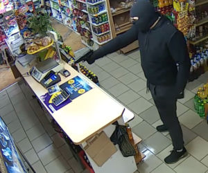 Właścicielka sklepu mopem przegoniła uzbrojonego napastnika