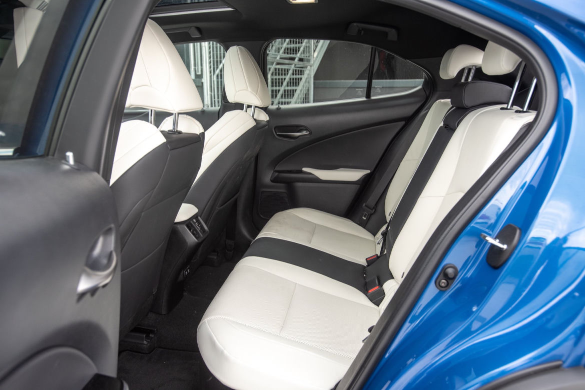 Range Rover Evoque D240 HSE vs Lexus UX 250h 