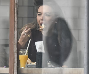 Sandra Kubicka w wałku na głowie