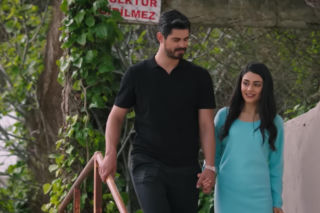 Panna młoda, odcinek 77: Tak rozkwitnie miłość Hancer i Cihana po wspólnej nocy. Zabierze żonę w piękne miejsce. Nie będą wiedzieli, kto ich obserwuje - ZDJĘCIA