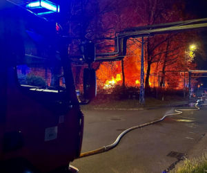 Pożar na terenie dawnej rafinerii. Czarny dym nad miastem