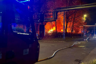 Pożar na terenie dawnej rafinerii. Czarny dym nad miastem