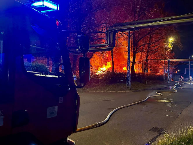 Pożar na terenie dawnej rafinerii w Czechowicach-Dziedzicach. Czarny dym nad miastem
