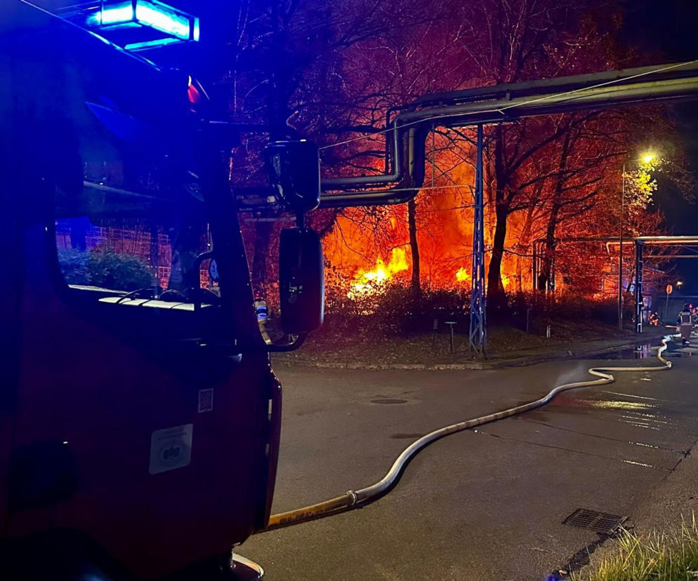 Pożar na terenie dawnej rafinerii w Czechowicach-Dziedzicach. Czarny dym nad miastem