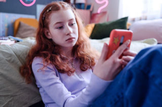 Nastolatek w mediach społecznościowych. Dlaczego udawanie kogoś innego jest jak praca na pół etatu?
