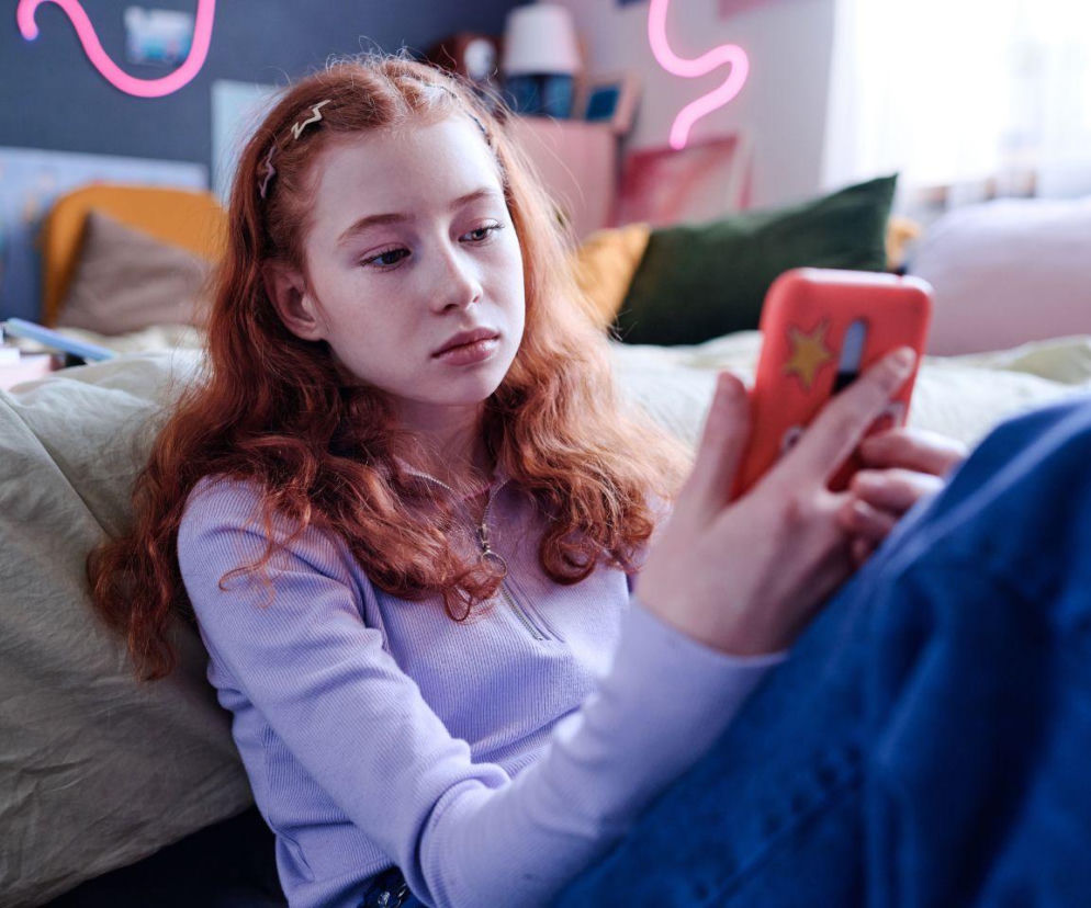 Dlaczego młodzi ludzie udają w sieci osoby, którymi nie są?