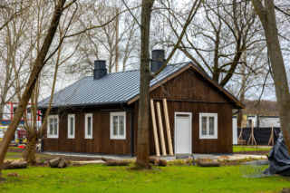 Ponad milion za jeden fiński domek. Ale z jaką historią! To był luksus bez łazienki - przyznał słynny pisarz. Odbudowane domki na Polu Mokotowskim