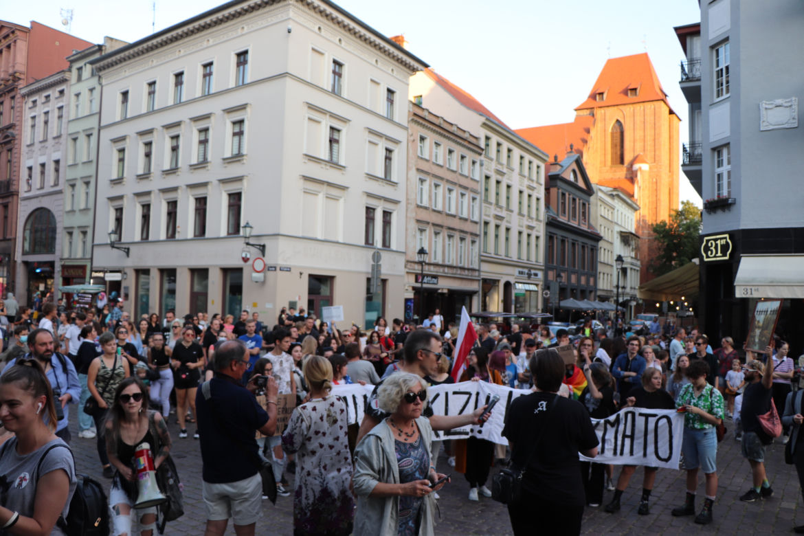 Torunianie protestują przeciwko przegłosowaniu Lex TVN