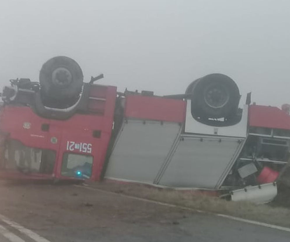 Różanka: Wóz strażacki dachował w rowie! Jechali do pożaru, gdy…