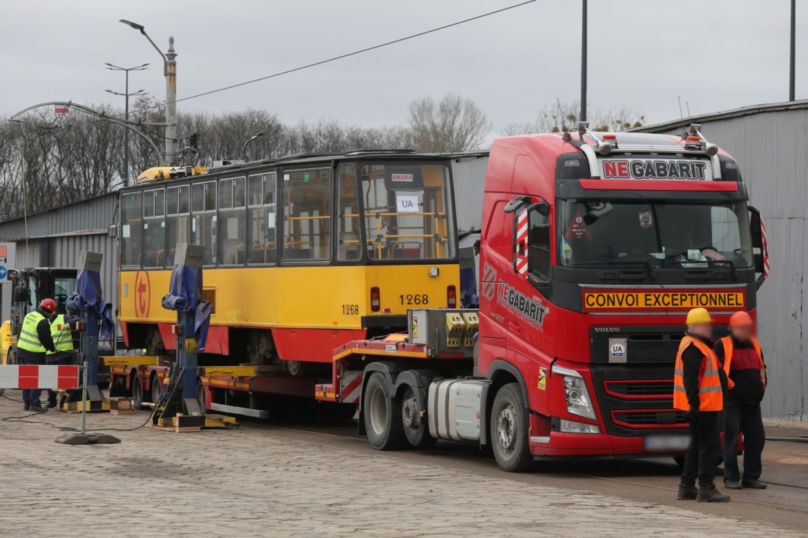 Załadunek tramwajów, które zostaną przekazane do Ukrainy