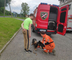 Strażacy i ratownicy odnaleźli zaginionego 13–latka z autyzmem