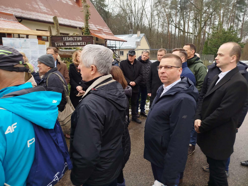 W akcji sadzenia lasu z okazji 80-lecia Nadleśnictwa Siedlce uczestniczyło ponad sto osób