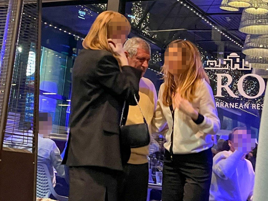 Obrzucili Santosa banknotami