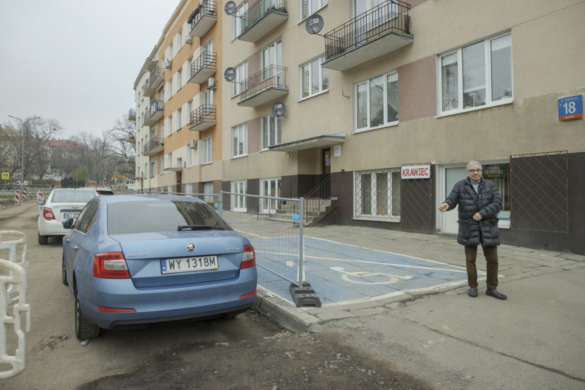 Traci klientów przez rozkopane ulice. Przy zakładzie Stanisława zawieszono znak zakazu parkowania