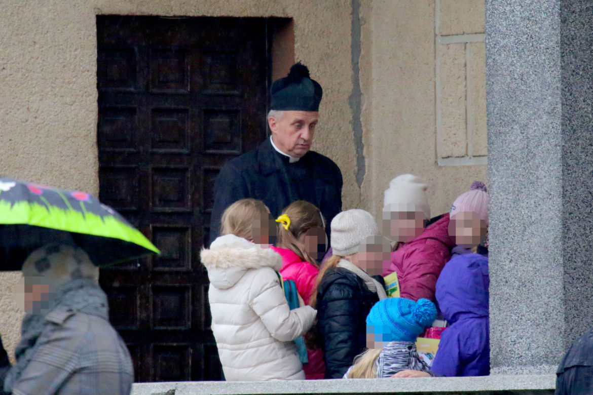 KACZYŃSKA WZIĘŁA CÓRKĘ DO KOŚCIOŁA, DUBIENIECKI DO CENTRUM HANDLOWEGO.