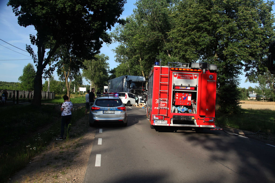 Potworny wypadek pod Siedlcami. 69-latka zmiażdżona przez tira. Wcześniej sprzedawała truskawki