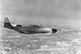 Samolot F-89D Scorion uzbrojony w 104 rakiety FFAR