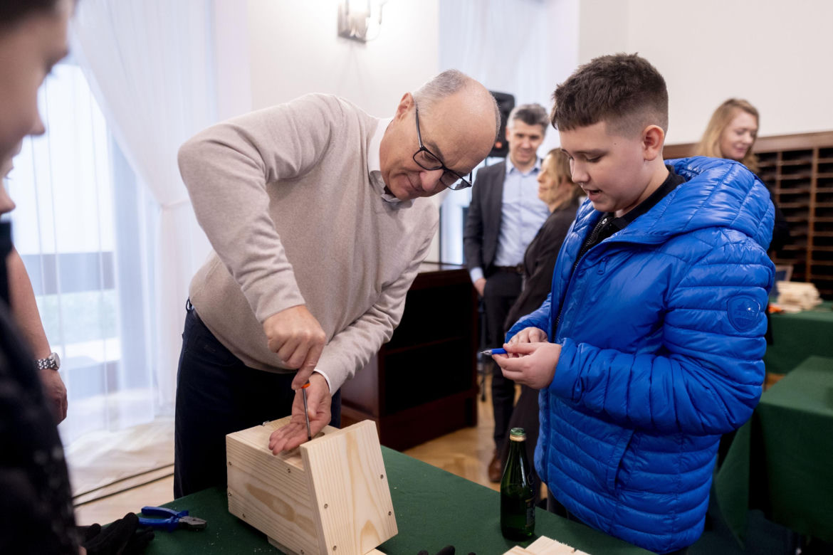 Włodzimierz Czarzasty robi budki dla ptaków Sejm/Piotr Tracz