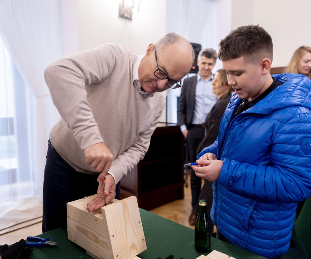 Włodzimierz Czarzasty chwycił za narzędzia. Wyjątkowa akcja w ogrodach sejmowych