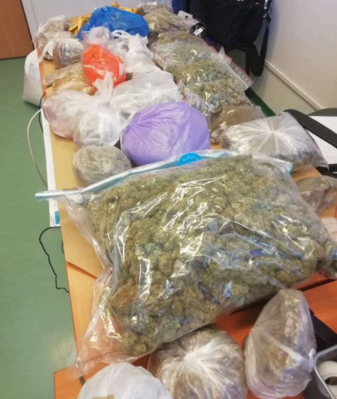Zlikwidowano „hurtownię” narkotyków. Para w swoim mieszkaniu miała ich 14 kilogramów! 
