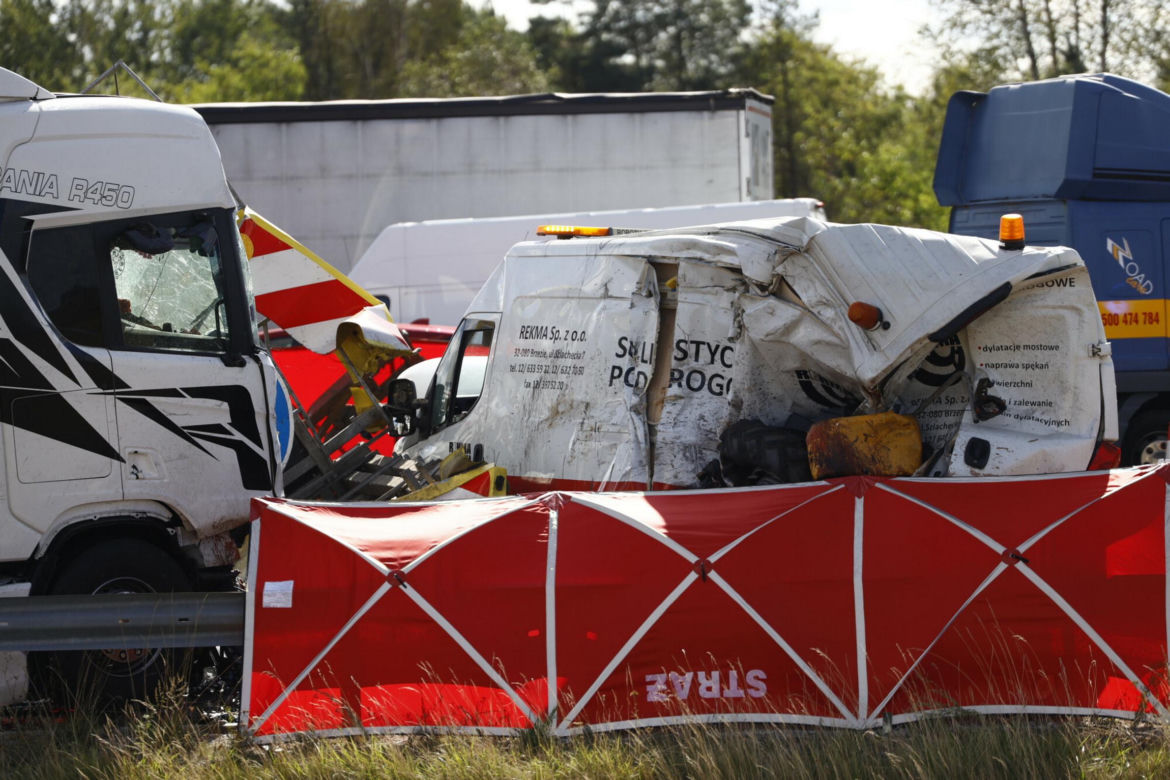 Tragedia na A1 pod Częstochową. Ciężarówka wjechała w służby. Są ofiary