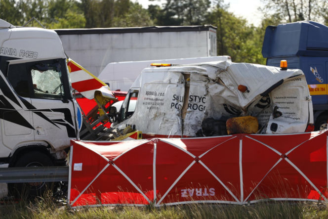 Tragedia na A1 pod Częstochową. Ciężarówka wjechała w służby. Są ofiary