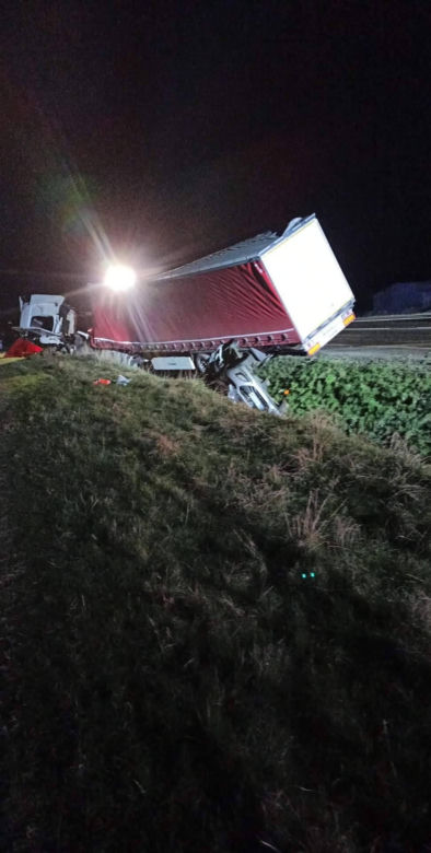 Kaplityny. Tragiczny wypadek na DK 16. Nie żyją dwie osoby, cztery w szpitalu [ZDJĘCIA]