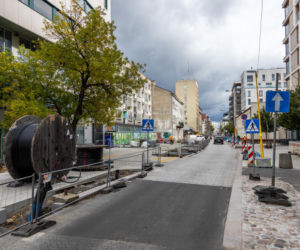 Przebudowa ul. Okrzei w Warszawie wznowiona. Odkryte tu szczątki pochowano
