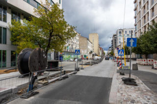 Przebudowa ul. Okrzei w Warszawie wznowiona. Odkryte tu ludzkie szczątki już pochowano