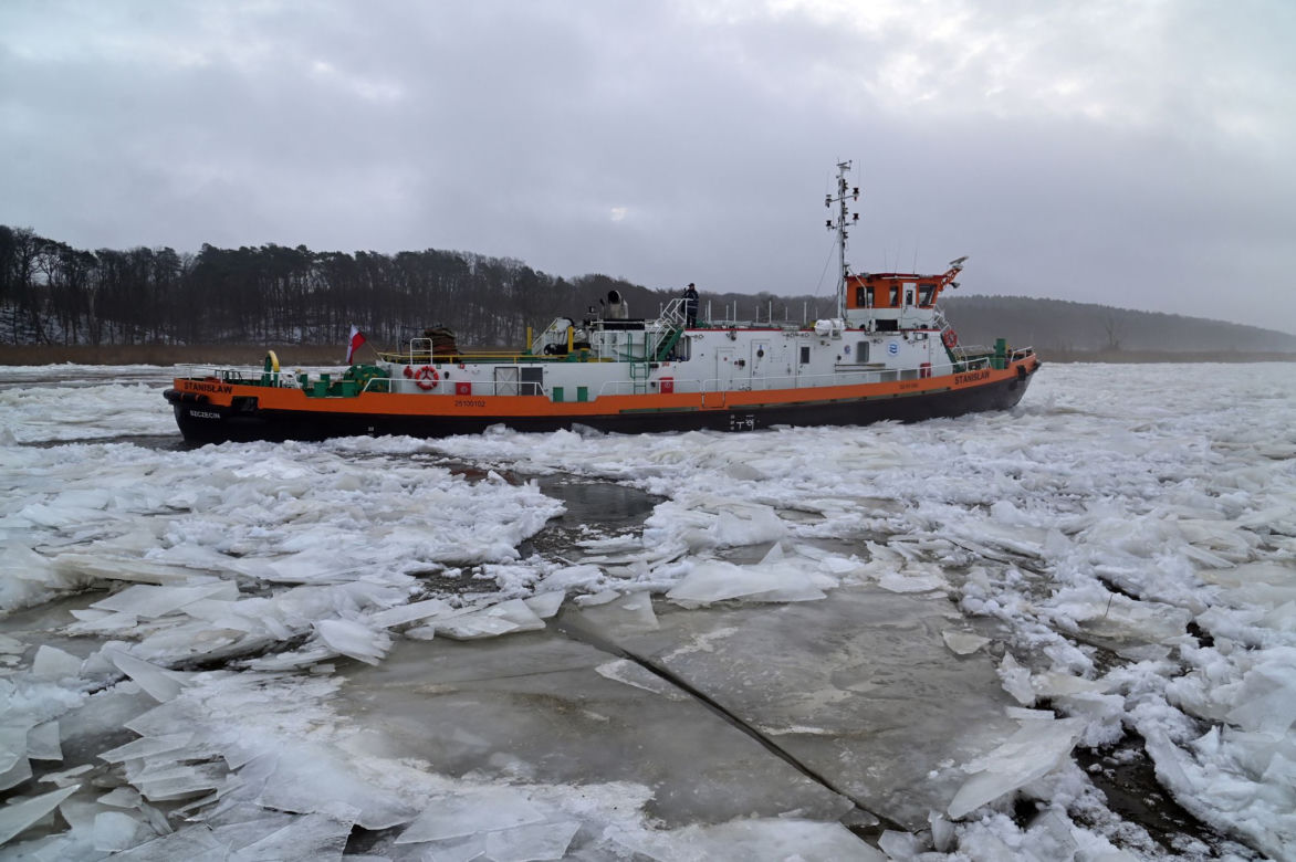 Lodołamacze kruszą lód na Odrze
