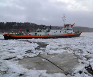 Lodołamacze kruszą lód na Odrze