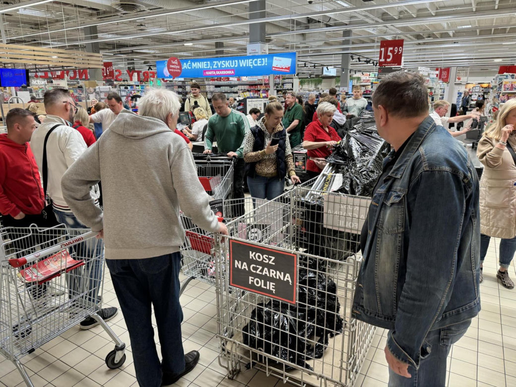 Tajemnicze wózki w Auchan! Klienci kupują „kota w worku”. Co jest w środku?