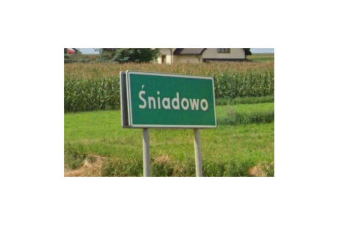 Zielona tablica z nazwą miejscowości Śniadowo. O brutalnym ataku w tej gminie przeczytasz na Eska Łomża.