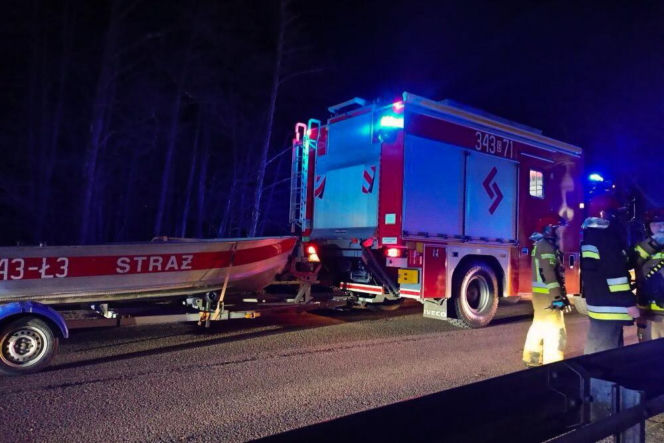 Rodzinna tragedia na Pomorzu. Auto spadło z mostu do rzeki, jedna osoba nie żyje