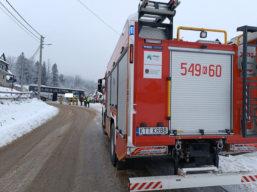 Na Podhalu autokar wpadł z poślizg i zderzył się z busem. Przewoził ponad 40 dzieci
