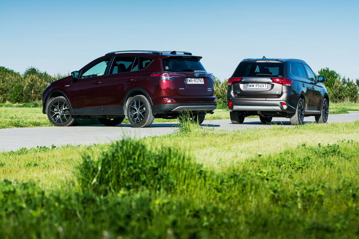 Toyota RAV4 Hybrid E-Four Prestige vs. Mitsubishi Outlander PHEV Instyle NAVI+