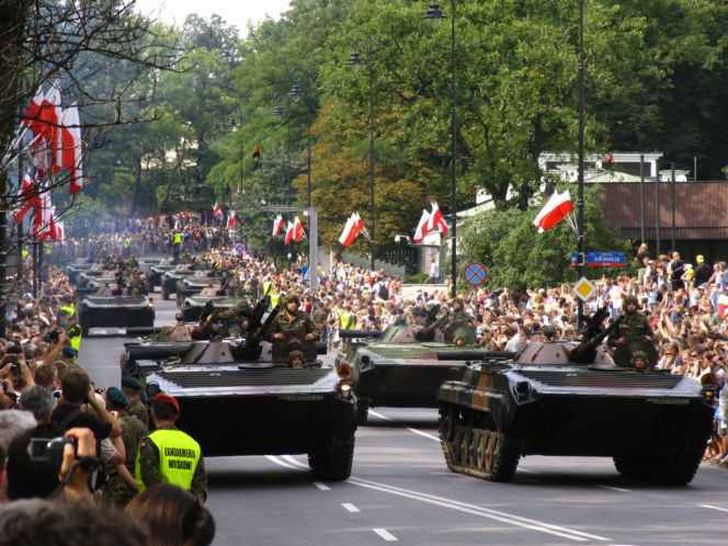 Wielka defilada w Warszawie. To Lech Kaczyński rozpoczął wojskowe pokazy w 2007 roku