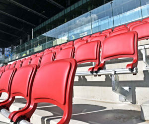 Montaż krzesełek na stadionie w Szczecinie