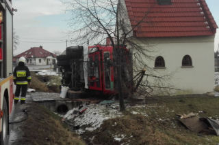 Wypadek wozu strażackiego pod Bochnią! Wpadł w poślizg i wylądował na kapliczce [ZDJĘCIA]